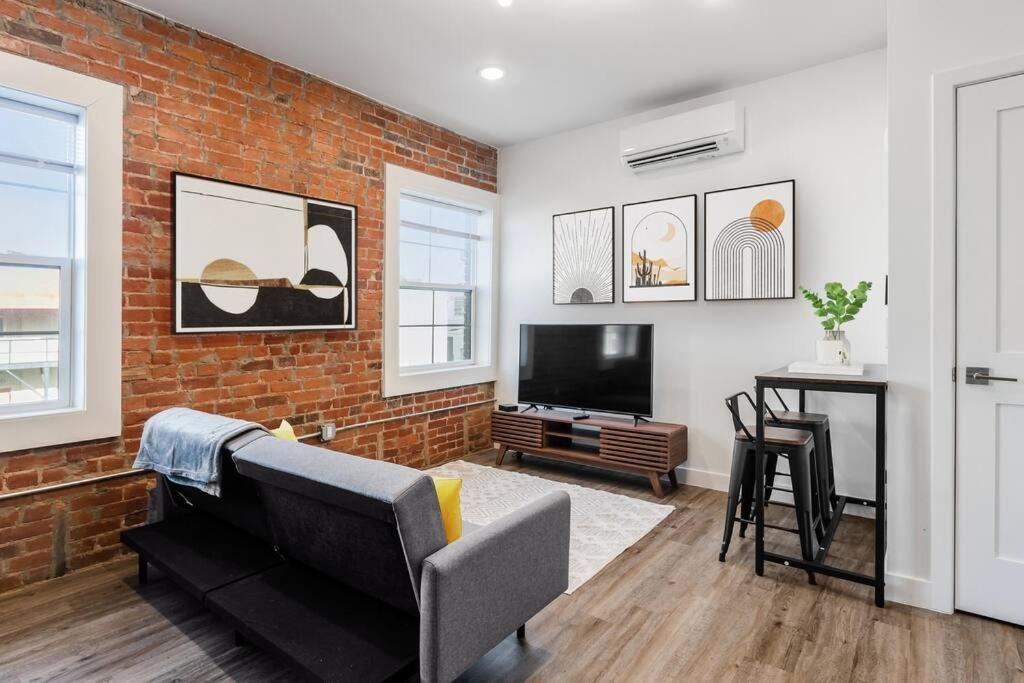 Trendy Loft Escape With Pool Table Bring Your Pets Appartement